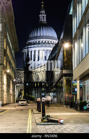Londres, Angleterre, Royaume Uni - 17 décembre 2018 : le dôme de la Cathédrale St Paul s'élève au-dessus de St Augustine's clocher d'église et Watling Street dans la ville de Lon Banque D'Images