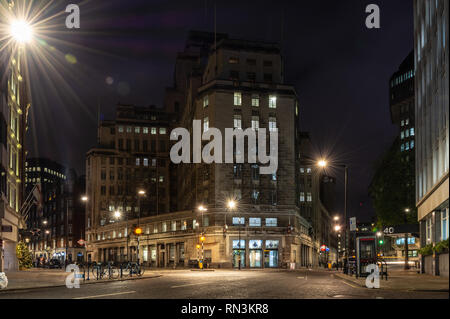 Londres, Angleterre, Royaume Uni - 17 décembre 2018 : St James's Park station de métro et 55 Broadway, l'art déco siège de métro de Londres, est éclairé la nuit Banque D'Images