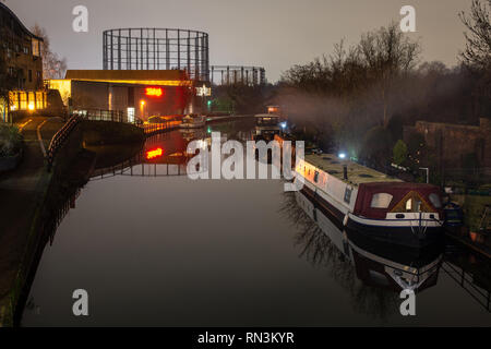 Londres, Angleterre, Royaume-Uni - 24 janvier 2019 : la fumée s'élève de bateaux amarrés sur le Grand Union Canal au nord de Kensington, avec le gasomet Kensal Green Banque D'Images