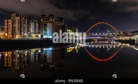 Gateshead, England, UK - 3 Février, 2019 : la mer Baltique de moulins à farine, Sage Gateshead et immeubles modernes se reflètent dans la rivière Tyne à ni Banque D'Images