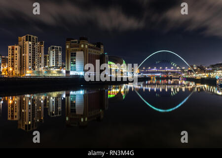 Gateshead, England, UK - 3 Février 2019 : du Gateshead Millennium Bridge, la Baltique Les moulins à farine, la sauge et l'appartement moderne se reflètent dans les bâtiments Banque D'Images