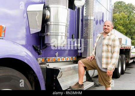 Un chauffeur de camion et semi-truck violet Banque D'Images