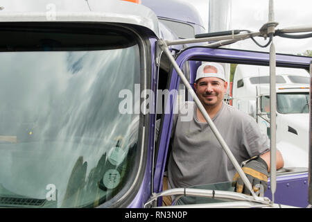 Un chauffeur de camion et semi-truck Banque D'Images