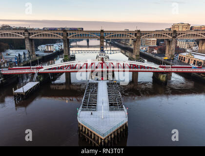 Newcastle, Angleterre, Royaume-Uni - 5 Février 2019 : un train de banlieue diesel Northern Rail traverse la rivière Tyne entre Newcastle et Gateshead sur le haut Le Banque D'Images