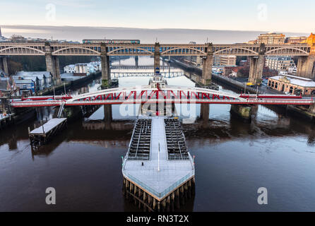 Newcastle, Angleterre, Royaume-Uni - 5 Février 2019 : un train de banlieue diesel Northern Rail traverse la rivière Tyne entre Newcastle et Gateshead sur le haut Le Banque D'Images