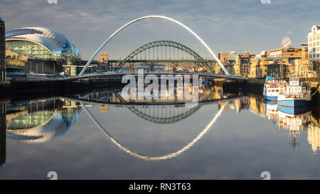 Gateshead, England, UK - 5 Février, 2019 : lumière du matin illumine les quais et les ponts de Newcastle et de Gateshead. Banque D'Images