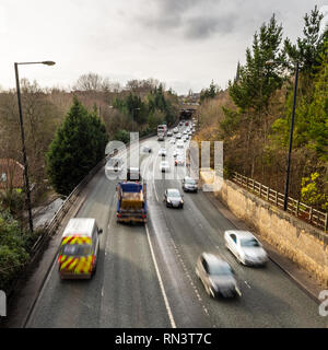 Newcastle, Angleterre, Royaume-Uni - 6 Février 2019 : les flux de trafic lourd sur la côte de la route A1058 l'ensemble de la dérivation de l'Cradlewell Ouseburn Valley et le Jesmond Dene Banque D'Images