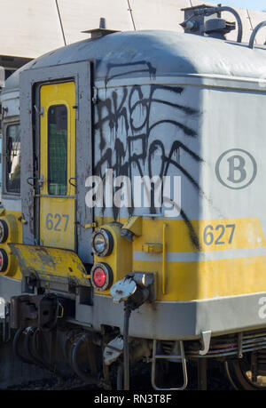 Vaporisé sur le graffiti à l'extérieur des trains dans la gare de Liège, Liège, Belgique, certains couvrant les fenêtres de visualisation des passagers la prévention. Banque D'Images