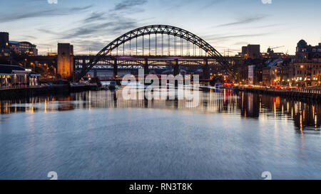 Newcastle, Angleterre, Royaume-Uni - 6 Février, 2019 : la rivière Tyne coule sous l'emblématique Tyne Bridge, pont tournant, et de haut niveau sur les ponts et Newcastle Banque D'Images