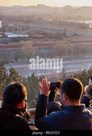 BEIJING/Chine, 16 janvier 2019 : beaucoup de tourisme prendre une photo à partir du haut de la Parc Jingshan. C'est Park situé à l'en face de la Cité Interdite Banque D'Images