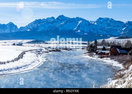 Rivière gelée et les montagnes à Stanley, Idaho Banque D'Images