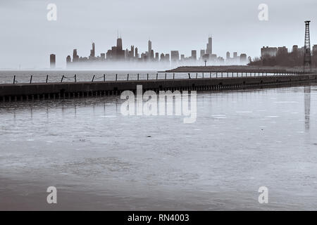 Voir l'ensemble de Chicago à une jetée avec brouillard faible Banque D'Images