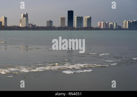 Vue sur le Lac Michigan avec de la glace sur l'eau Banque D'Images