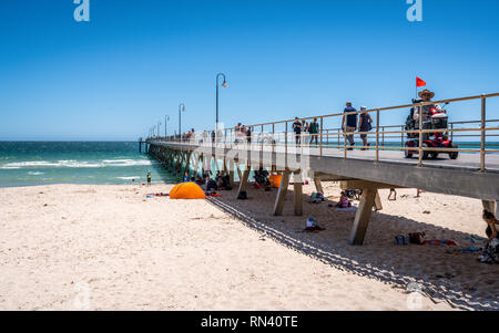 31 décembre 2018 , l'Australie du Sud Adélaïde Glenelg : embarcadère de Glenelg et vue sur la plage avec des gens aux beaux jours d'été avec ciel bleu clair à Glenelg SA Banque D'Images