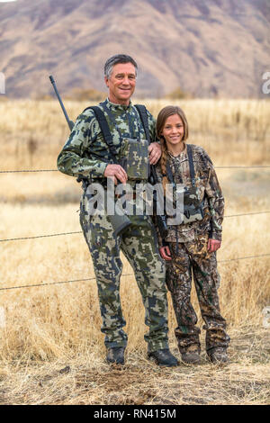 L'homme de la chasse avec sa petite-fille Banque D'Images