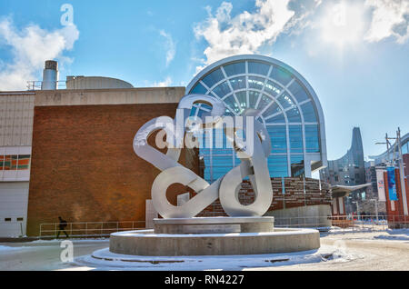CALGARY, CANADA - May 14, 2019 : La sculpture connu comme le catalyseur a été installé sur le Southern Alberta Institute of Technology dans le cadre de campus Banque D'Images