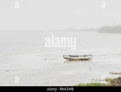 Ancienne ligne bateau ancré sur la plage. L'arrière-plan est flou. Copie de l'espace disponible. Banque D'Images