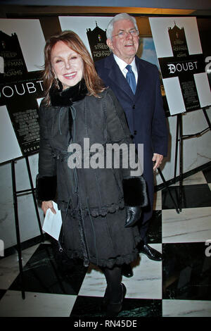 New York, USA. 07 déc, 2008. Marlo Thomas, Phil Donahue au Sunday, Dec 7, 2008 New York Premiere pour 'Doubt' présenté par Miramax Films au Théâtre de Paris à New York, USA. Crédit : Steve Mack/S.D. Mack Photos/Alamy Banque D'Images