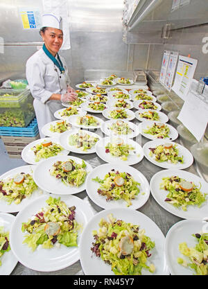 Des salades en préparation dans la cuisine pour principale salle de banquets le navire de croisière de la Hollande Amérique m/s Westerdam. Banque D'Images