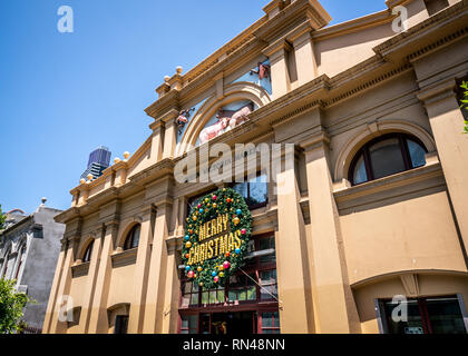 Entrée principale et façade de la Queen Victoria Market with christmas garland en Australie Victoria Melbourne Banque D'Images