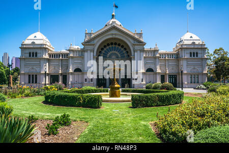 Palais royal des expositions et jardins Carlton côté est avec vue sur la fontaine à Melbourne Australie Victoria Banque D'Images