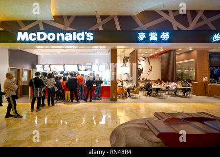 MACAO, CHINE - 16 février 2016 : McDonald's de Shoppes at Sands Cotai Centra. McDonald's est la plus grande chaîne de restauration rapide hamburger restaura Banque D'Images