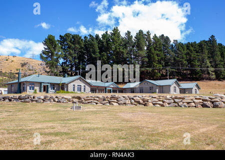 Waitaki, South Canterbury, Nouvelle-Zélande - 16 Février 2019 : Waitaki Village, y compris le lodge, en face du barrage de Waitaki est vendu Banque D'Images