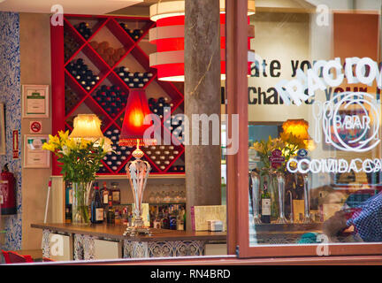 Granada, Espagne-18 octobre, 2017 : Restaurant espagnol typique servant des plats espagnols nationale en centre-ville historique Banque D'Images