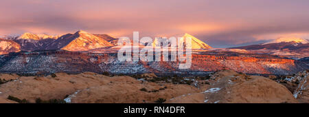 Mt. Mellenthin et Mt. Peale s'élever au-dessus de la mesa au coucher du soleil, vu de la zone de loisirs de sable dans Moab, Utah. Banque D'Images