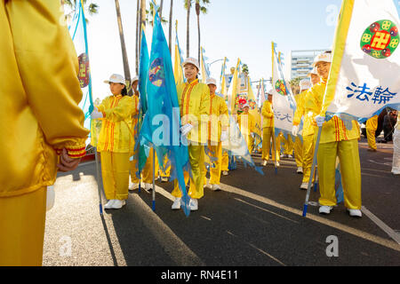 Le Falun Gong en jaune vif uniforme marching in parade de Noël sur Hollywood Boulevard à Los Angeles, Californie. Banque D'Images