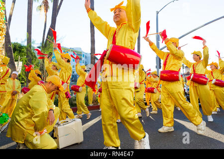 Le Falun Gong en jaune vif uniforme marching in parade de Noël sur Hollywood Boulevard à Los Angeles, Californie. Banque D'Images