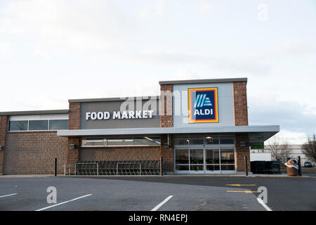 Un logo affiche à l'extérieur d'un magasin d'épicerie au détail d'Aldi à Winchester, en Virginie, le 13 février 2019. Banque D'Images