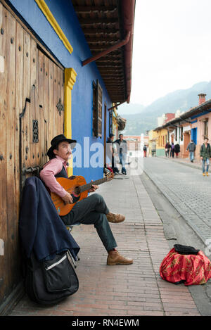 Jeune musicien jouant avec sa guitare dans les rues de La Candelaria, le quartier historique de Bogota, Colombie. Sep 2018 Banque D'Images