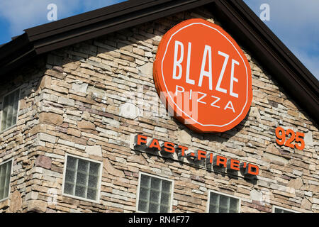 Un logo affiche à l'extérieur d'un Blaze pizzeria emplacement à Martinsburg, en Virginie de l'Ouest le 13 février 2019. Banque D'Images