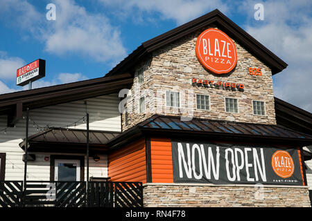 Un logo affiche à l'extérieur d'un Blaze pizzeria emplacement à Martinsburg, en Virginie de l'Ouest le 13 février 2019. Banque D'Images
