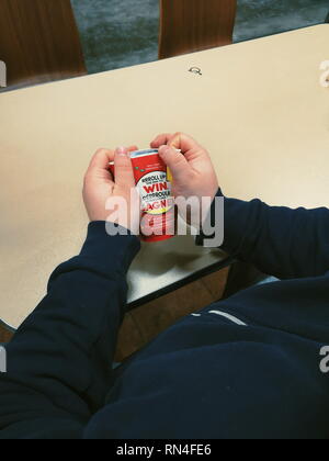 Toronto, Ontario, Canada - 16 Février 2019 : Man rolling up rim de café en papier. Les populaires de la chaîne Tim Hortons, cafétéria Banque D'Images