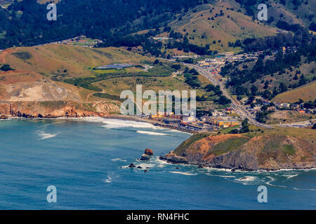 Les falaises escarpées et Pacifica State Beach dans le comté de San Mateo, Californie du Nord, un vol au départ de San Francisco, USA Banque D'Images