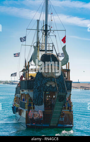 Alanya, Turquie - 05 octobre 2018. Un grand voilier dans un style pirate en haute mer contre un ciel bleu. Photos du bateau à partir de la mer. La con Banque D'Images