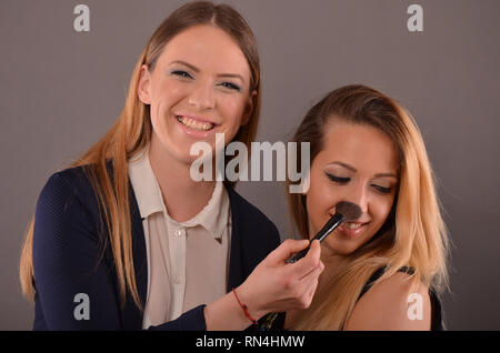 Deux jeunes beautés ayant amuser durant makeup in studio Banque D'Images