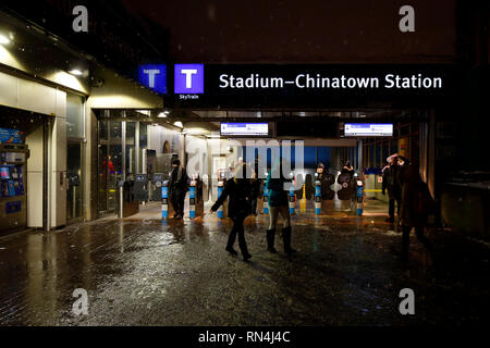 Vancouver Expo Line Skytrain Stadium-Chinatown Station la nuit, Vancouver, Colombie-Britannique, Canada Banque D'Images