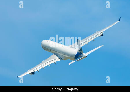 France, Seine Saint Denis (93), l'aéroport de Paris-Le Bourget, International Paris Air Show 2009, l'Airbus A340-300 flying Banque D'Images