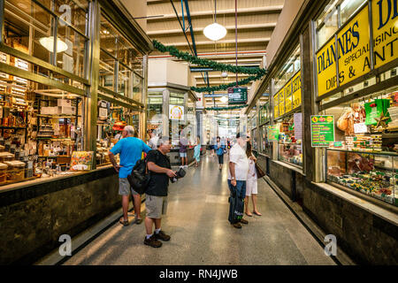 3e janvier 2019, Melbourne Australie Victoria shopping : les gens à l'intérieur de Queen Victoria Market allée avec différentes boutiques à Melbourne, Australie Banque D'Images