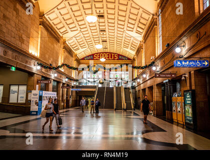 31 décembre 2018, Adelaide (Australie) : Vue intérieure du hall de la gare ferroviaire d'Adélaïde avec les gens en Australie Adelaide SA Banque D'Images