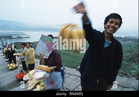 Caption : Yangtze River, Hubei, Chine - 05 novembre 2002. Un touriste tout tenant une botte de bananes comme fichier touristiques passé sur le chemin de leur bateau de croisière. Banque D'Images