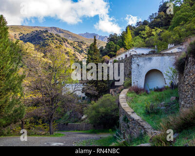 Le village abandonné de la Cebadilla, construit pour loger les ouvriers de l'installation hydro-électrique à l'extrémité supérieure du Poqueira Gorge, dans le sie Banque D'Images