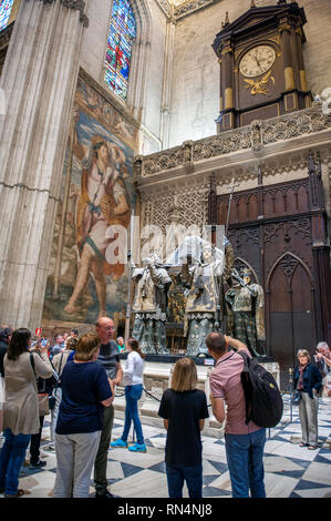 Les touristes de prendre des photos de la tombe de l'explorateur italien Christophe Colomb dans la cathédrale de Séville. Construit sur le site de la 12e siècle mauresque Banque D'Images
