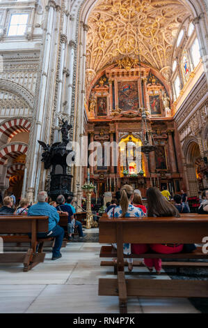 La cathédrale du 16ème siècle à l'intérieur de la Mezquita de Cordoue, autrefois une mosquée et offrant certains des plus beaux exemples de l'architecture islamique dans le monde entier Banque D'Images