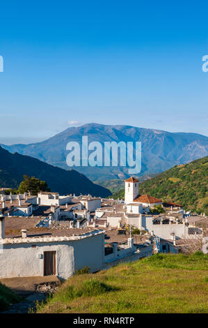 Une vue sur Capileira, le village le plus haut et le plus septentrional dans les gorges de la rivière Poqueira, dans la région d'Alpujarra dans la Sierra Nevada, Andalousie. Banque D'Images
