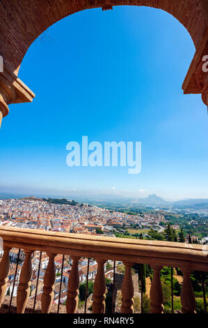 Une vue sur la ville d'Antequera construit mauresque alcazaba, Andalousie, espagne. La Peña de Los Enamorados, ou 'Les Amoureux' Rock', également nommé "le Lo Banque D'Images