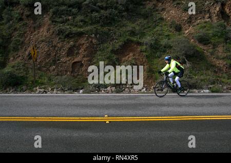 Profitez de la circonscription de cyclistes le long de la route de vent Marin Headlands parce qu'elle offre une excellente vue sur le Golden Gate Bridge et San Francisco. Banque D'Images